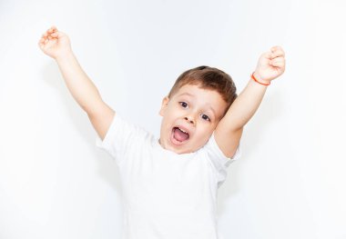 Hafif arka planda duygusal bir çocuk.