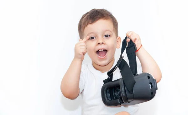 一个戴着白色背景的虚拟现实眼镜的小男孩 — 图库照片