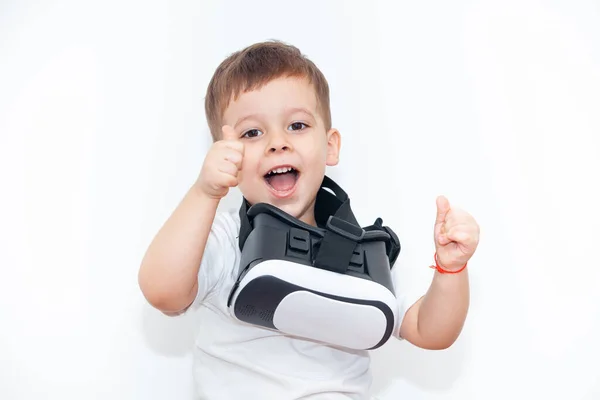 Bambino Con Occhiali Realtà Virtuale Sfondo Bianco — Foto Stock