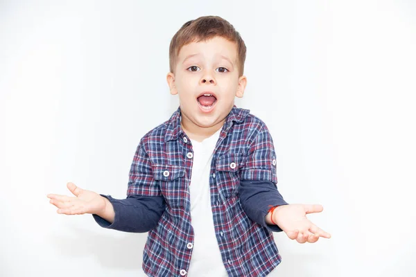 Emotionaler Junge Auf Hellem Hintergrund — Stockfoto