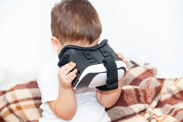 Μικρό Αγόρι Γυαλιά Εικονικής Πραγματικότητας Λευκό Φόντο — Φωτογραφία Αρχείου