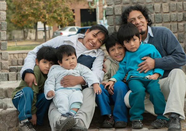 Família Latina Feliz Sentada Rua — Fotografia de Stock