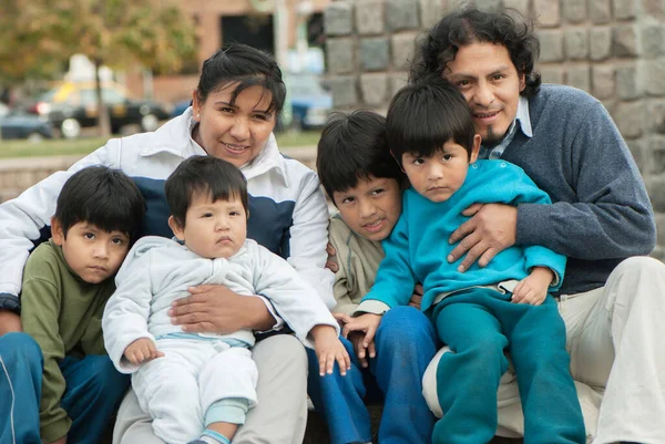 Família Latina Feliz Sentada Rua — Fotografia de Stock