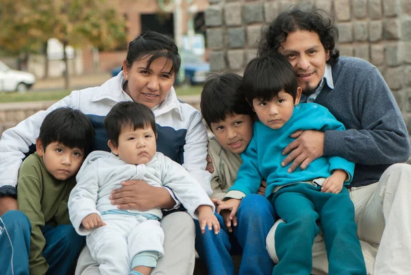 Família Latina Feliz Sentada Rua — Fotografia de Stock