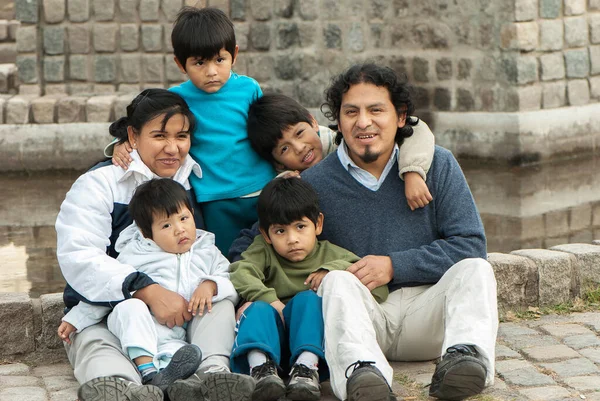 Счастливая Латинская Семья Сидит Улице — стоковое фото