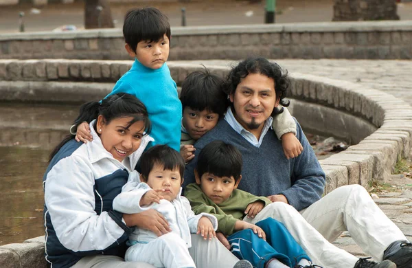 Glückliche Lateinamerikanische Familie Sitzt Auf Der Straße — Stockfoto