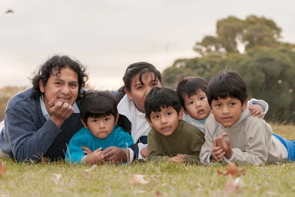 Ευτυχισμένη Οικογένεια Λατίνων Στο Πάρκο — Φωτογραφία Αρχείου