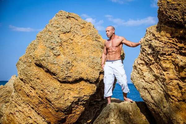 Man Athlete Stands Rock — Stock Photo, Image