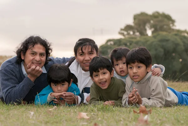 公園の幸せなラテン語の家族 — ストック写真