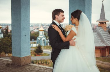 Gelin ve damadın düğün fotoğrafı.