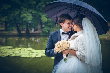 Gelin ve damadın düğün fotoğrafı.