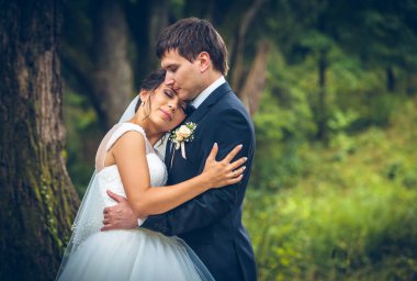 Gelin ve damadın düğün fotoğrafı.