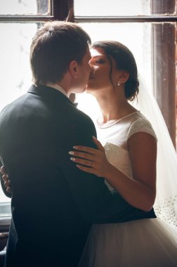 Gelin ve damadın düğün fotoğrafı.