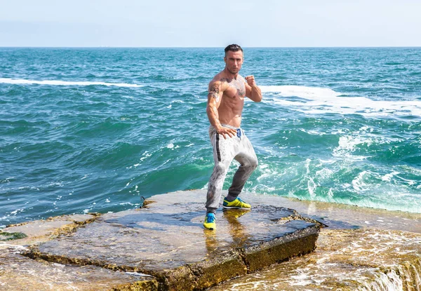 Homme Athlète Debout Sur Rocher Bord Mer — Photo