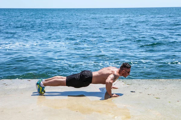 Sportowiec Wykonujący Ćwiczenia Plaży — Zdjęcie stockowe