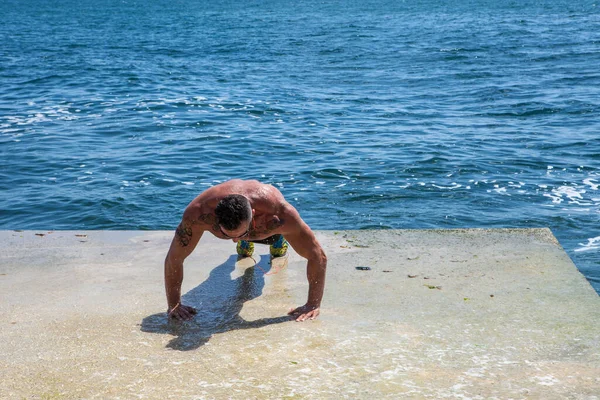 Atleet Die Oefeningen Doet Het Strand — Stockfoto