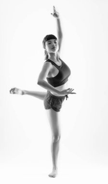 Stüdyoda dansçı kadın eğitimi