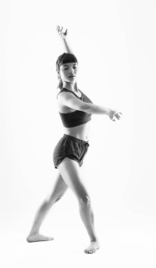 Stüdyoda dansçı kadın eğitimi