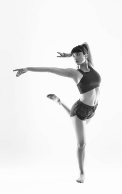 Stüdyoda dansçı kadın eğitimi