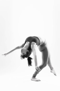 Stüdyoda dansçı kadın eğitimi