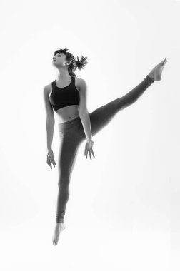 Stüdyoda dansçı kadın eğitimi