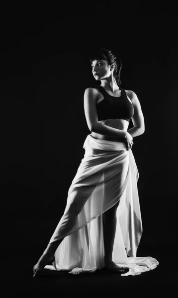 ダンサー女性がスタジオでトレーニング — ストック写真