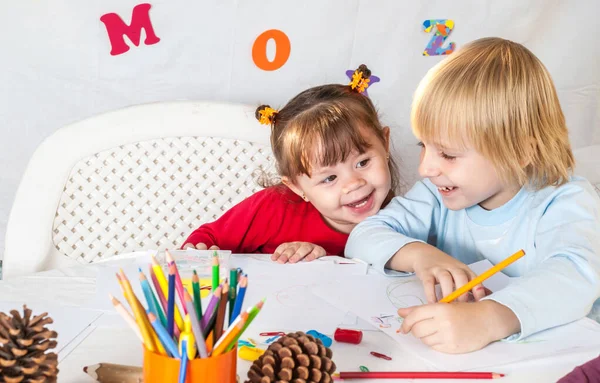 Kleine Freunde Bei Einer Zeichenstunde — Stockfoto