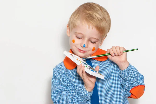 Menino Com Escova Coberta Tinta Fazendo Cara Engraçada — Fotografia de Stock