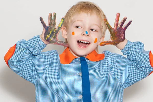 Malý Chlapec Pokrytý Barvou Která Dělá Legrační Obličej — Stock fotografie