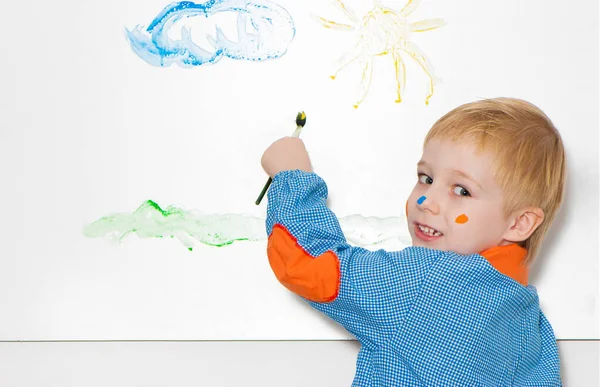 Kleiner Junge Mit Pinsel Mit Farbe Bedeckt Und Macht Lustiges — Stockfoto