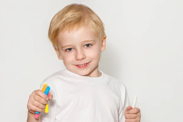 Der Kleine Schuljunge Auf Hellem Hintergrund — Stockfoto