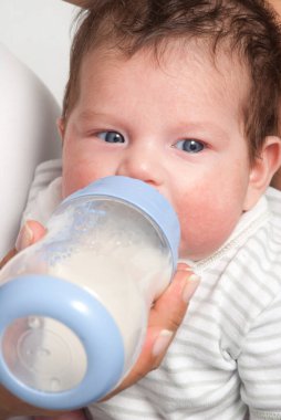Şişesinden süt içen bir bebek portresi