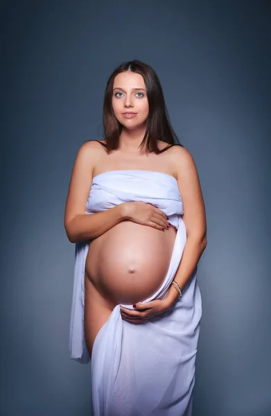 Ευτυχισμένη Έγκυος Γυναίκα Στο Στούντιο — Φωτογραφία Αρχείου