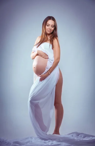Ευτυχισμένη Έγκυος Γυναίκα Στο Στούντιο — Φωτογραφία Αρχείου