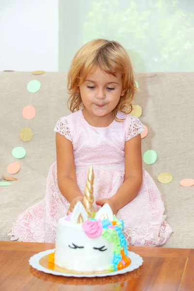 Niedliches Mädchen Mit Einem Kuchen Einhorn Ihrem Geburtstag — Stockfoto