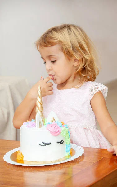 Ragazza Carina Con Unicorno Torta Suo Compleanno — Foto Stock