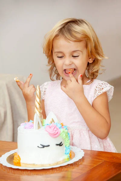 Menina Bonito Com Unicórnio Bolo Seu Aniversário — Fotografia de Stock