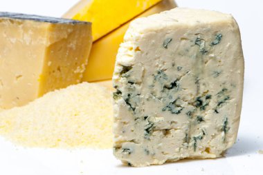 Tam yağlı, yumuşak, mavi peynir dilimi.