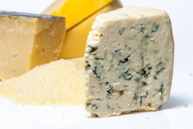 Tam yağlı, yumuşak, mavi peynir dilimi.