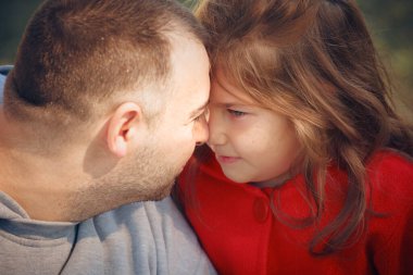 Yazın mutlu baba ve kız.