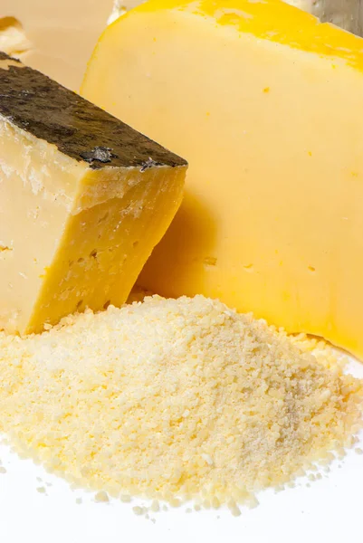 Haufen Geriebener Käse Isoliert Auf Weiß — Stockfoto