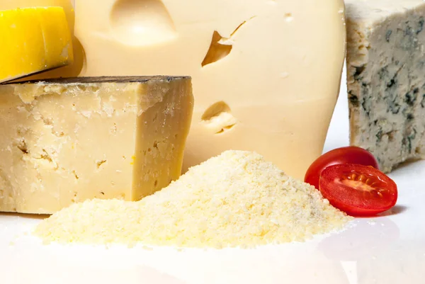 白で隔離されたすりおろしたチーズのヒープ — ストック写真