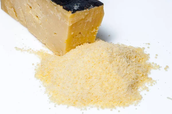 Beyazda Izole Edilmiş Rendelenmiş Peynir Yığını — Stok fotoğraf