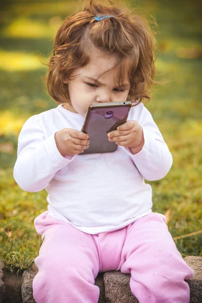 Bébé Avec Mobile Dans Parc — Photo