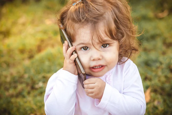 Bebê Com Celular Parque — Fotografia de Stock