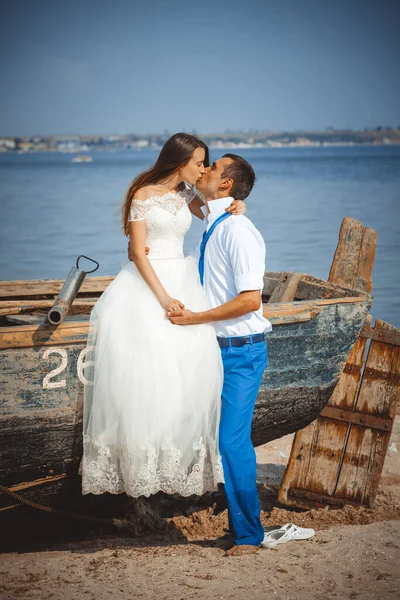 Hochzeitspaar Boot Strand — Stockfoto