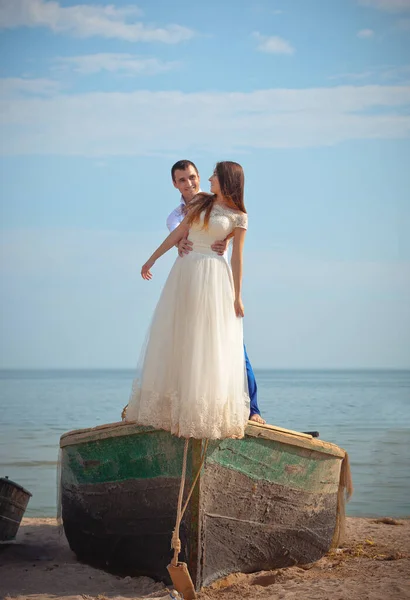 Sahilde Bir Teknede Evlenen Çift — Stok fotoğraf
