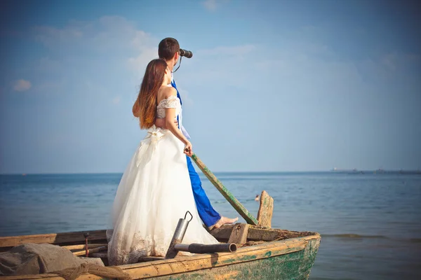 ビーチのボートで結婚式のカップル — ストック写真