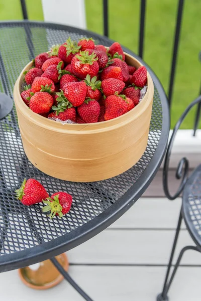 Fresas Frescas Una Cesta Madera Sobre Una Mesa Café Aire —  Fotos de Stock