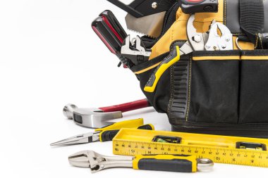 Beyaz arka plan üzerinde çanta içinde çeşitli araçları yakın çekim